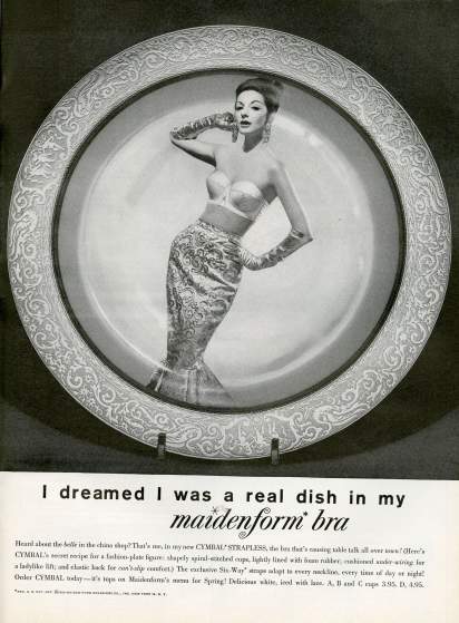 Imagen de una mujer en sostén y falda en un plato
