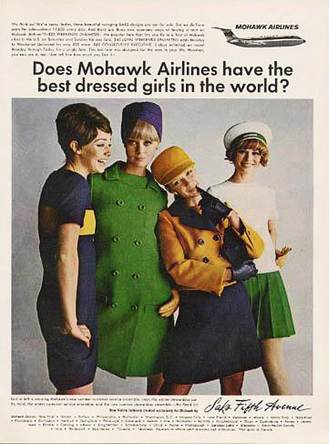 Publicidad de un periódico que muestra mujeres azafatas de Mohawk Airlines. La mujer sigue siendo objeto en la publicidad.