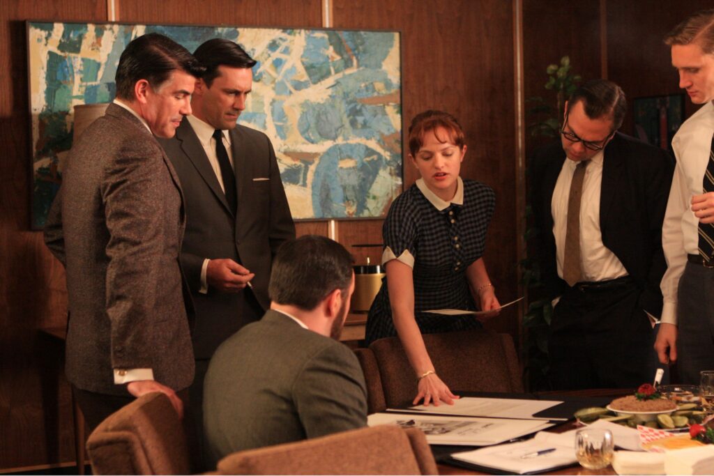 Hombres y mujeres en oficina de publicidad de la serie 'Mad Men". Depicta a mujeres más como objeto que como directoras.